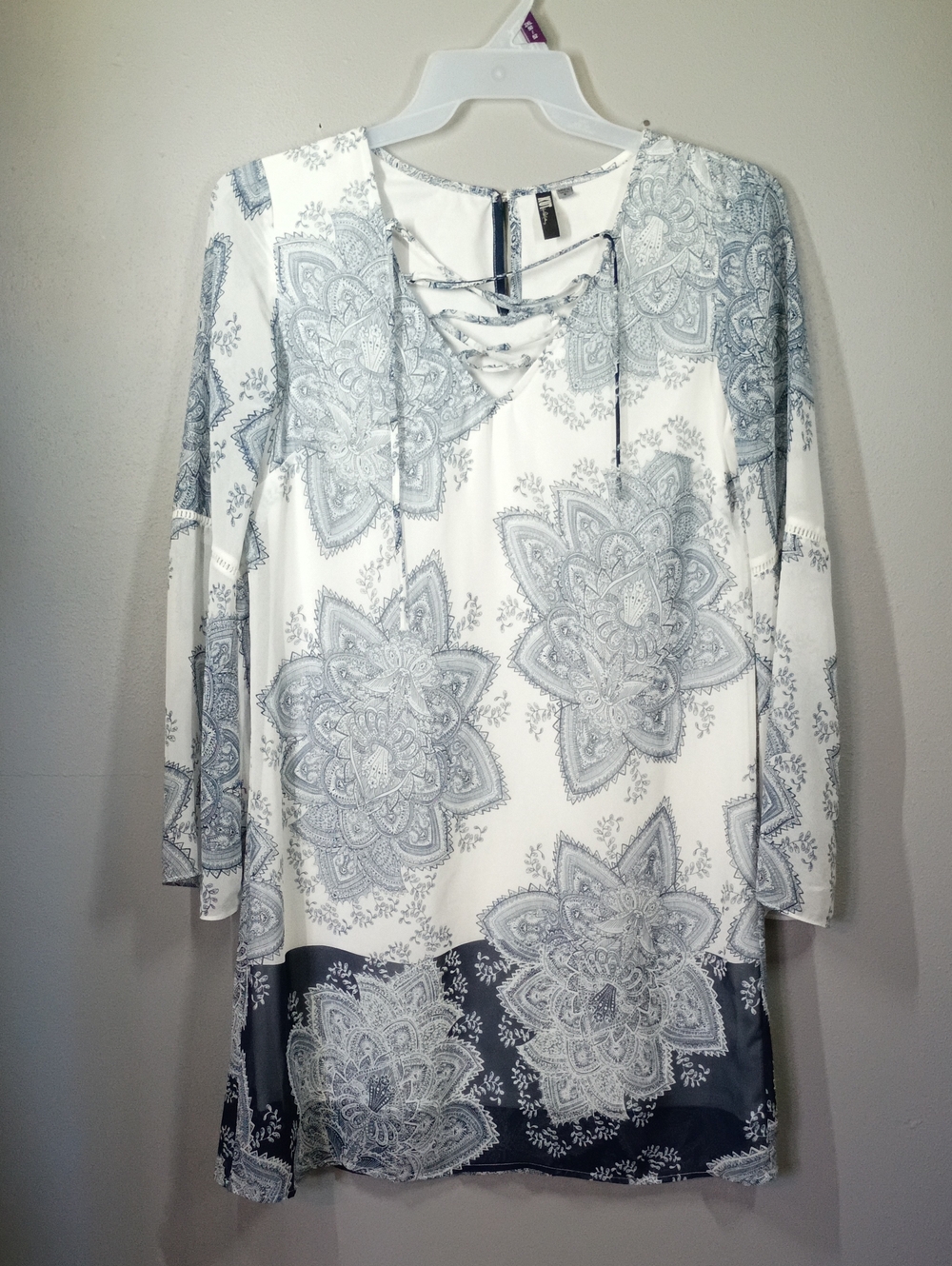 Kut from the Kloth White and Blue Lace-Up Floral Medallion Midi Dress Size 6